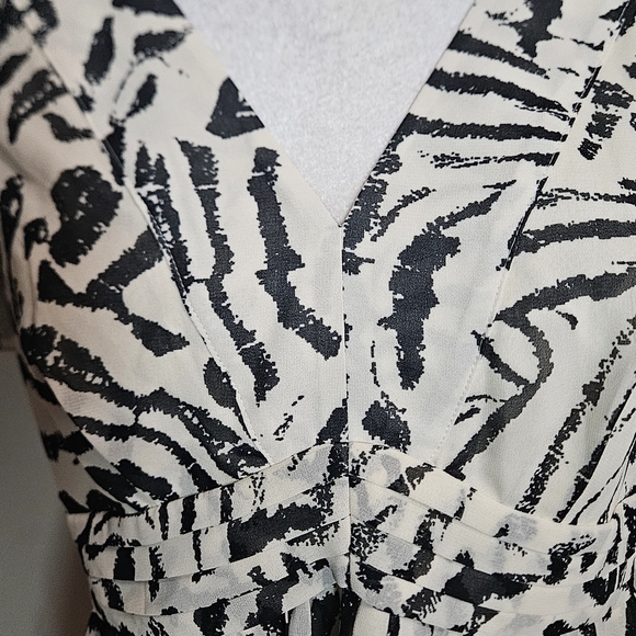 BANANA REPUBLIC Ruffle Sleeve Abstract Zebra Print Blouse. Ivory/black. 4 NWT - Picture 10 of 15